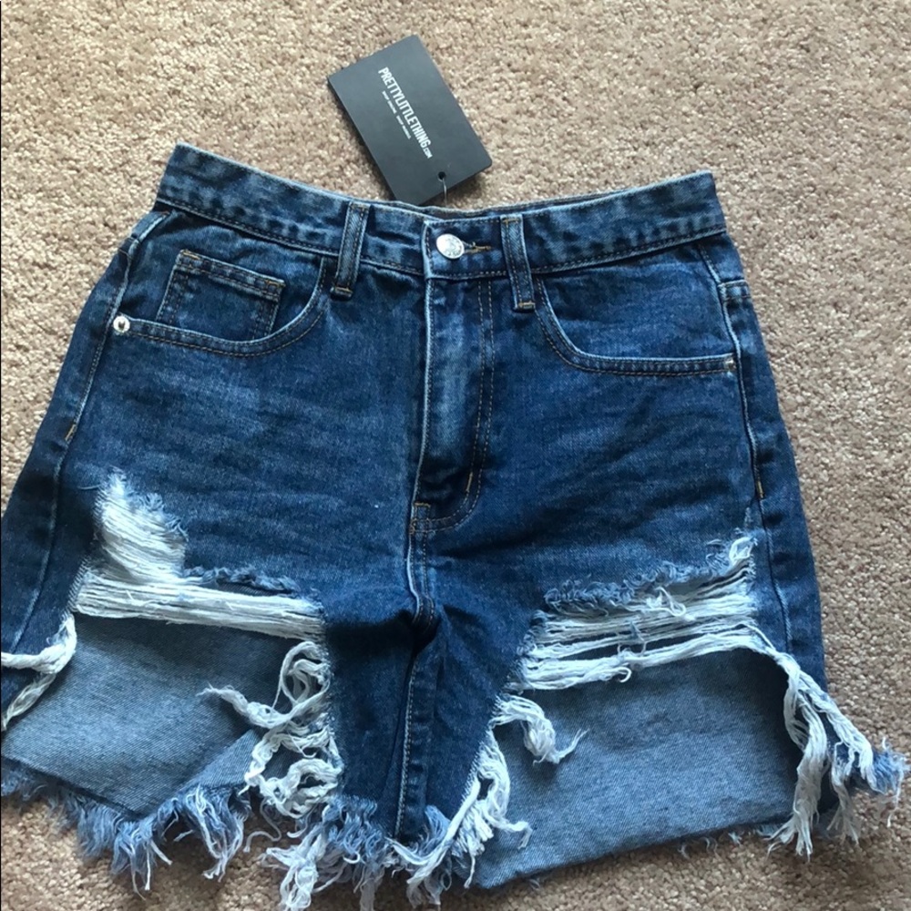 Pretty little thing Jean shorts! 💕